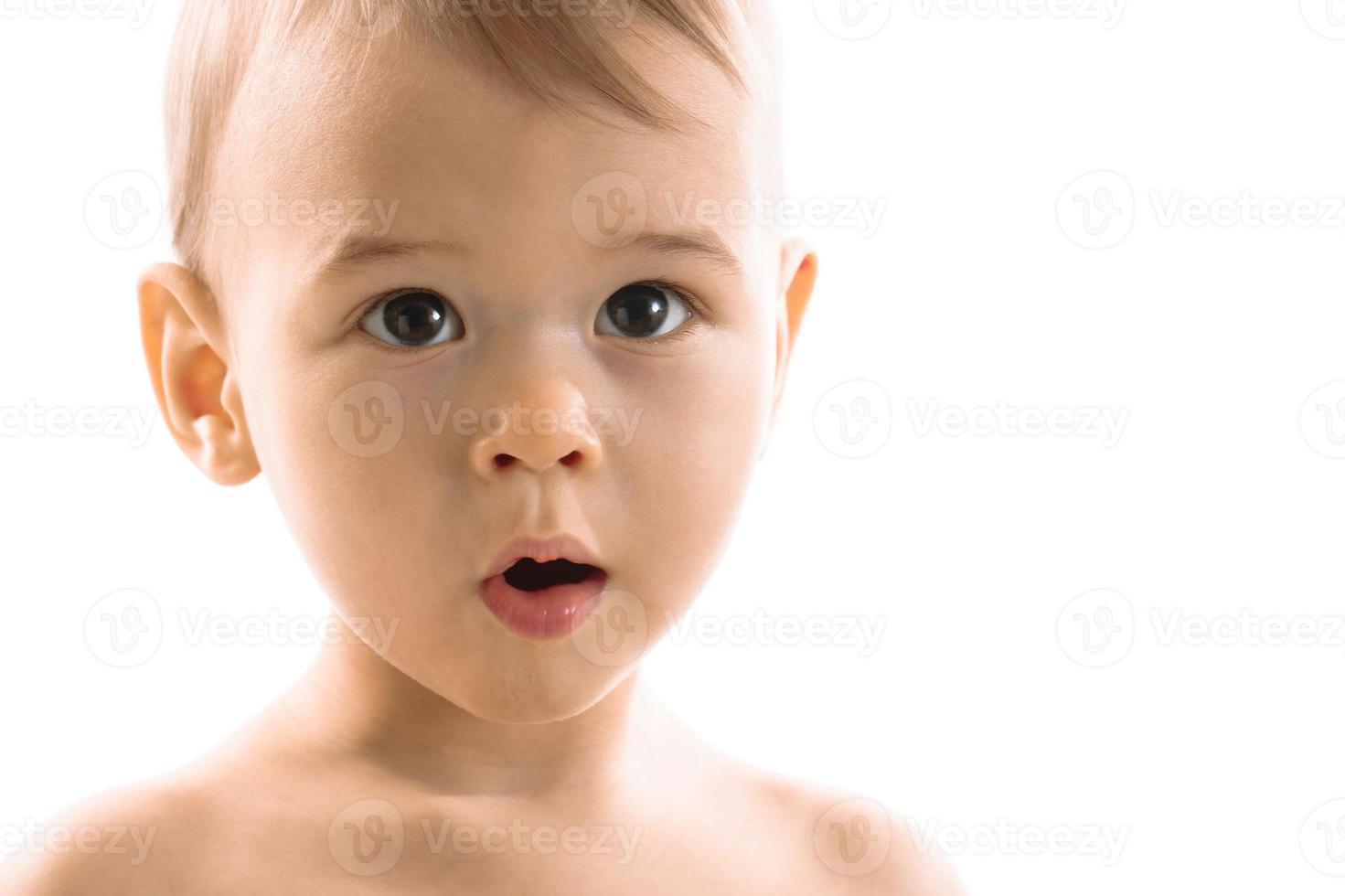 primer plano de la cara de niño sorprendido. foto