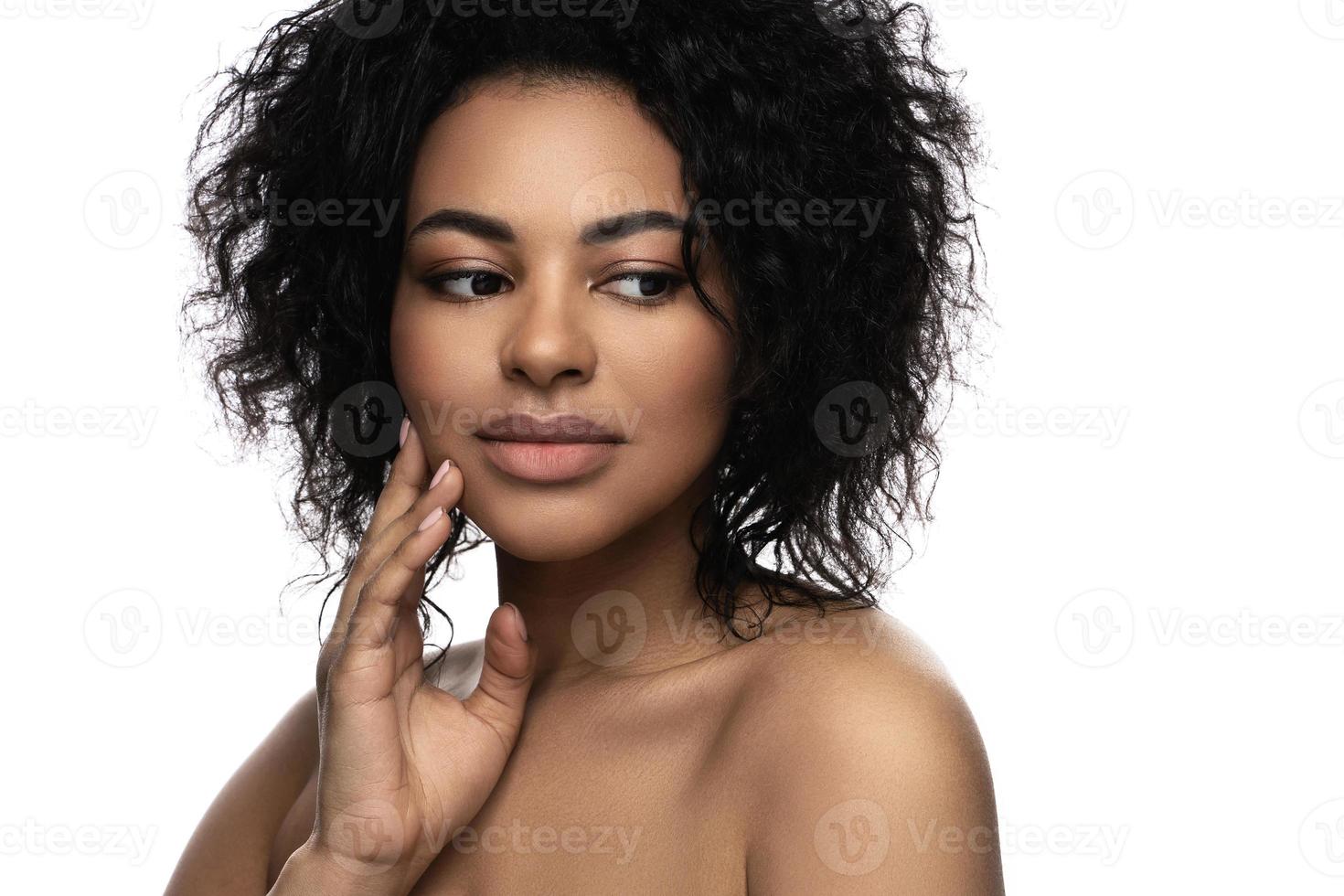 joven hermosa mujer negra con piel suave sobre fondo blanco foto