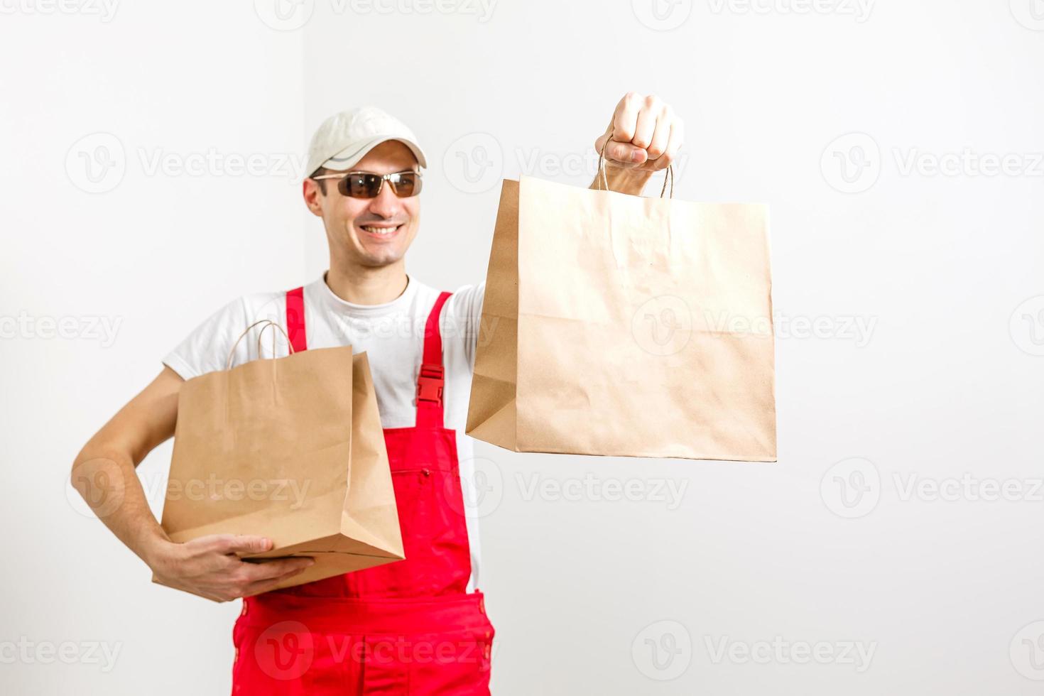 servicio de entrega, comida rápida y concepto de personas - hombre feliz con café y bolsa de papel desechable foto