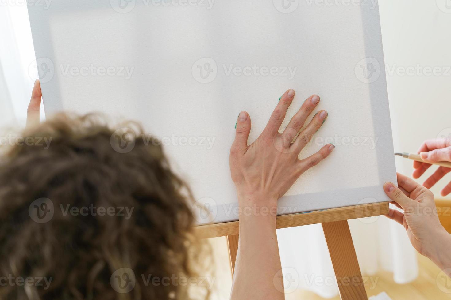 mujer dibujando con la palma de la mano para crear obras de arte modernas foto