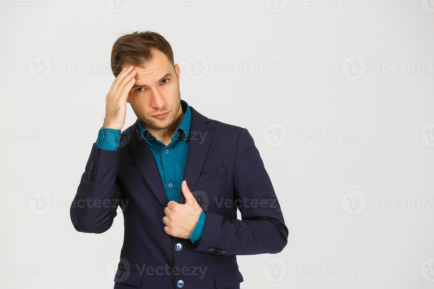 retrato de hombre guapo en traje negro foto