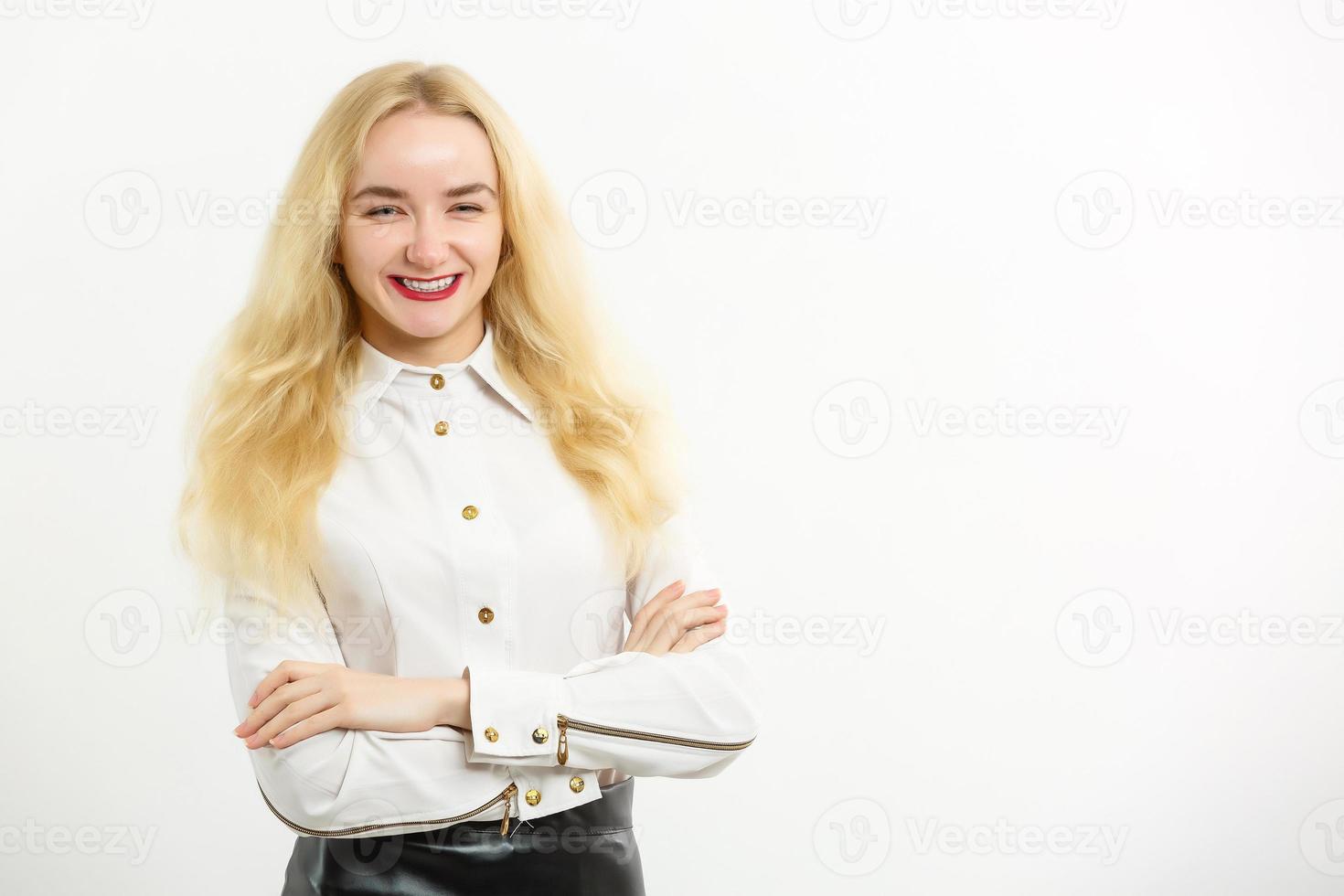 retrato en la cabeza de una chica feliz de jengibre con pecas sonriendo mirando a la cámara. Fondo blanco. foto