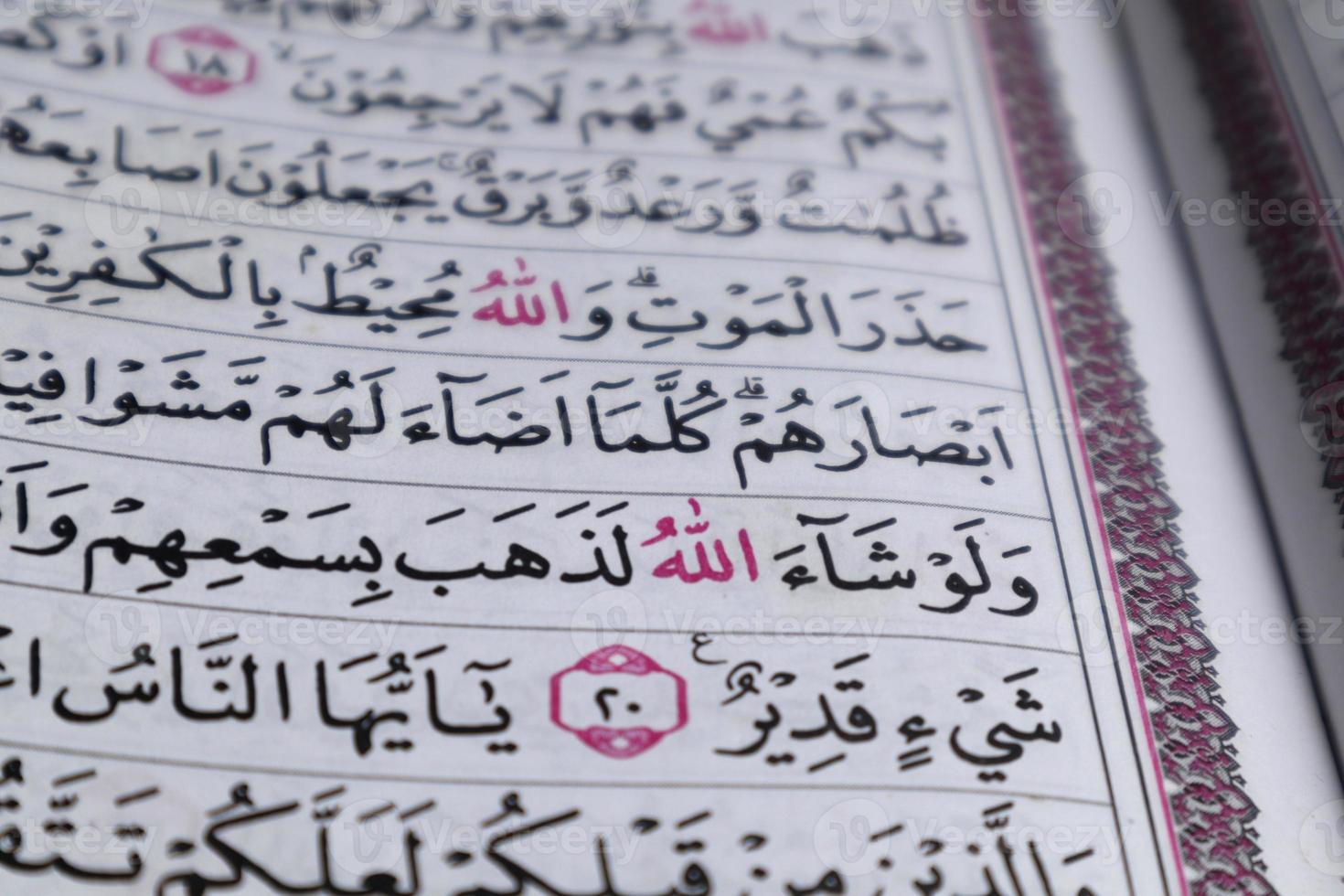 primer plano de los versos del Corán o Corán. centrarse en el texto rojo lafadz allah foto