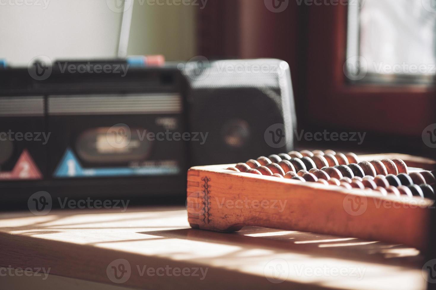 ábaco de madera antiguo y una grabadora para casetes de audio. foto