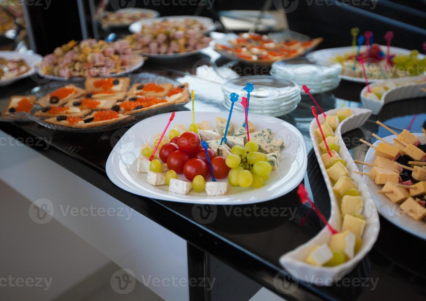 deliciosos bocadillos navideños en la mesa, la comida es gourmet foto