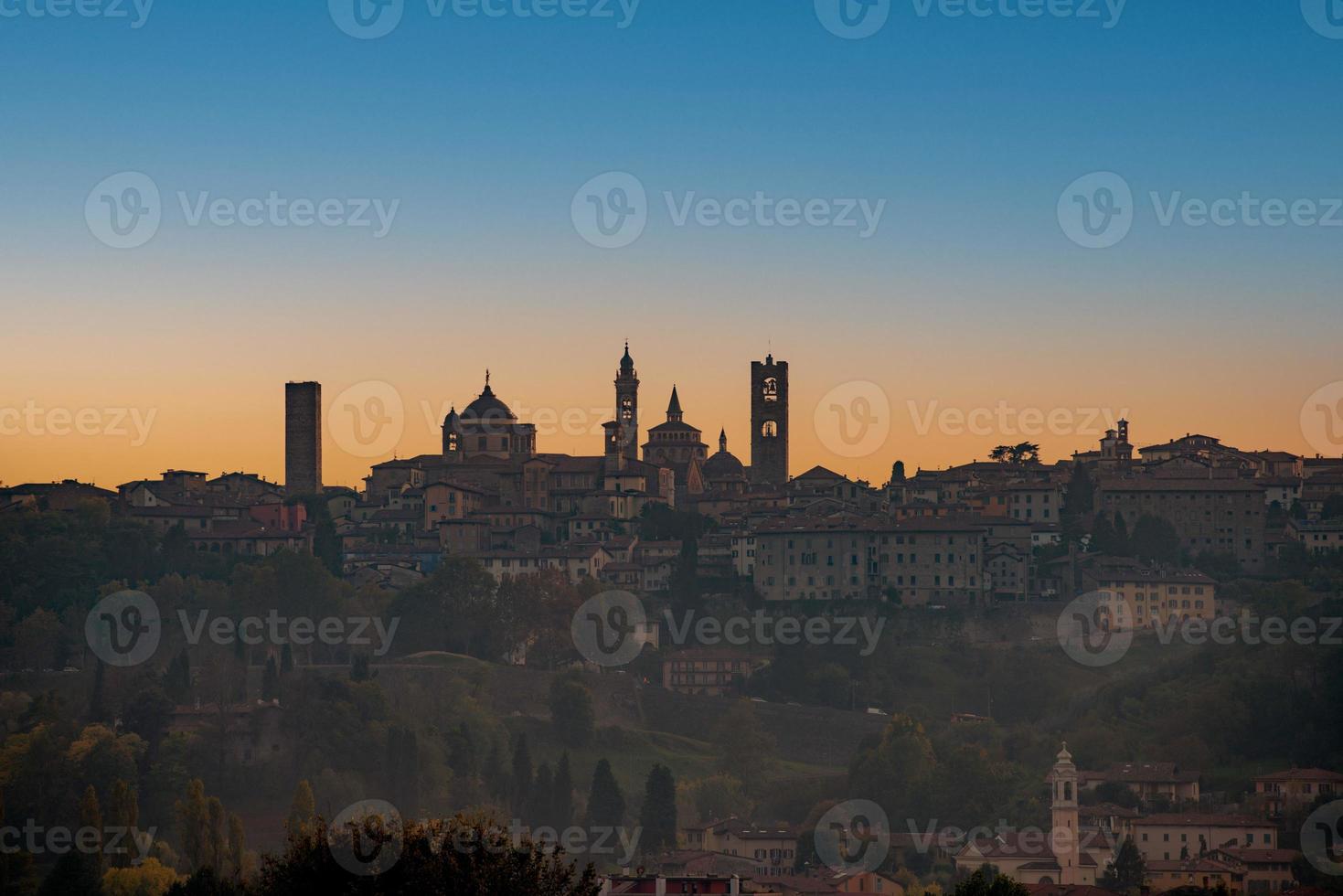 puesta de sol con horizonte de bergamo citta alta foto