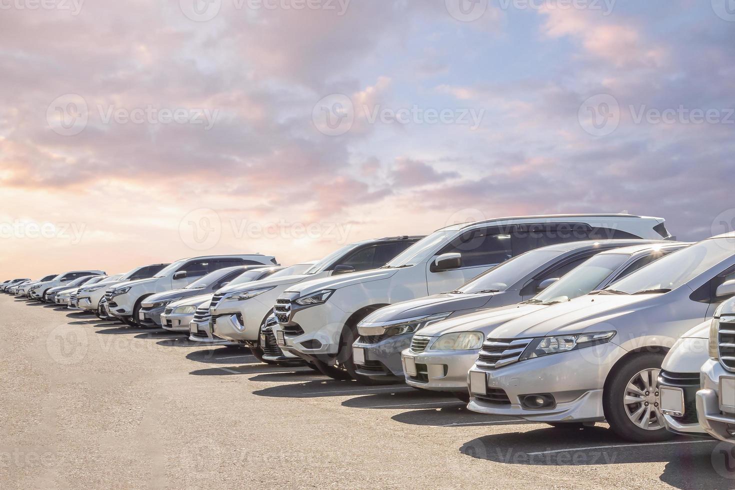 lote de autos usados para ventas en stock con cielo y nubes foto