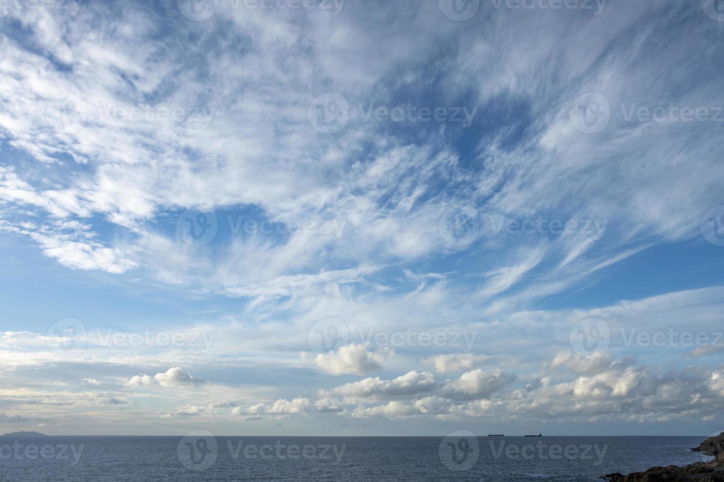 paisaje oceánico con cielo nublado foto