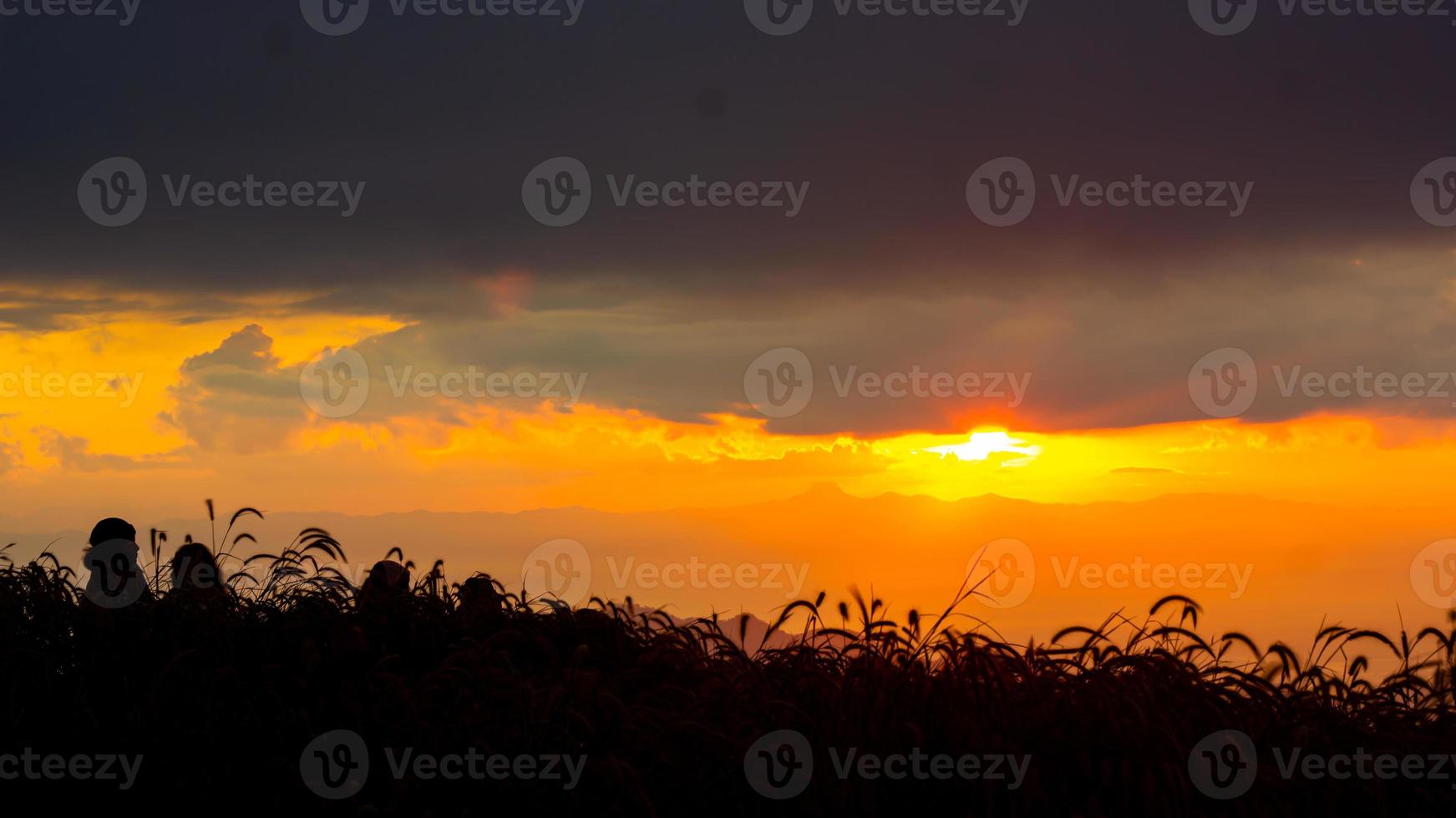 amanecer en el paisaje de colinas y prados. la gente sube a las montañas para ver el paisaje, el sol, el amanecer y el horizonte sobre el suelo foto