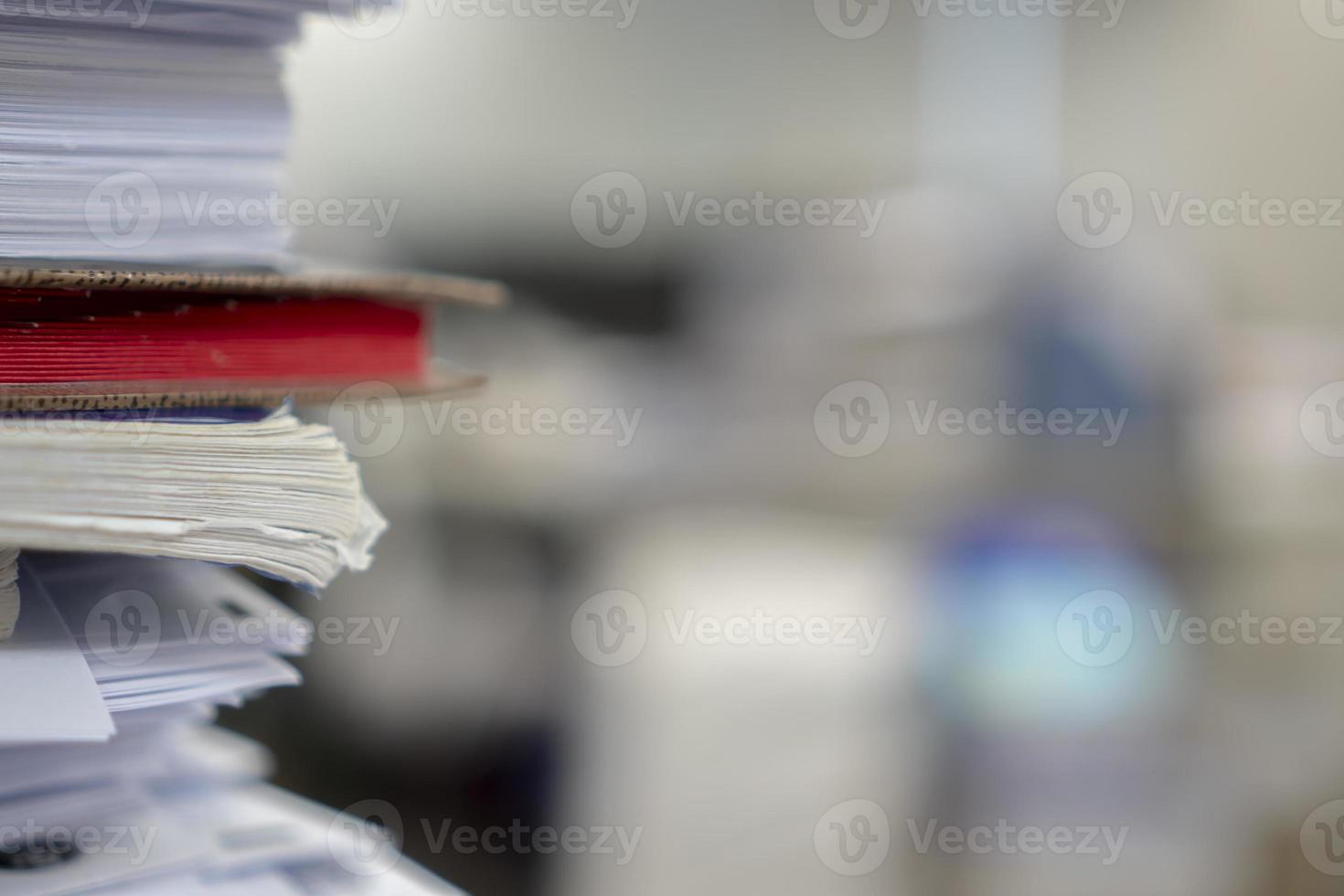 pila de papel, documento, muchos trabajos esperando ser hechos en la mesa, concepto ocupado foto