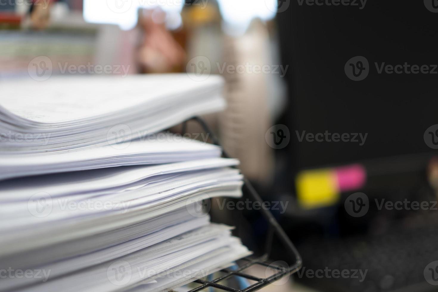 pila de papel, documento, muchos trabajos esperando ser hechos en la mesa, concepto ocupado foto