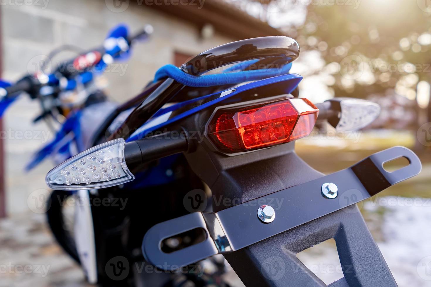 extremo trasero y luz de freno del primer plano de la motocicleta de enduro foto