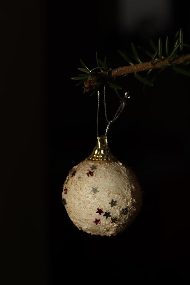 globo de navidad blanco encontrado en un árbol natural foto