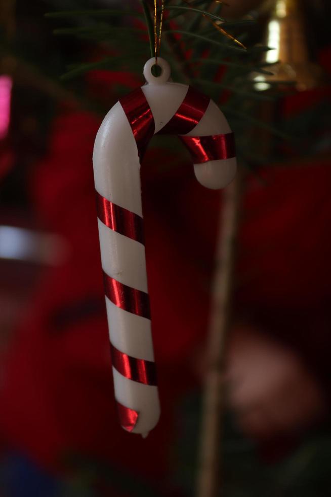 bola de navidad hecha de diferentes elementos de plástico y gominolas, específicos para la temporada en la que estamos foto