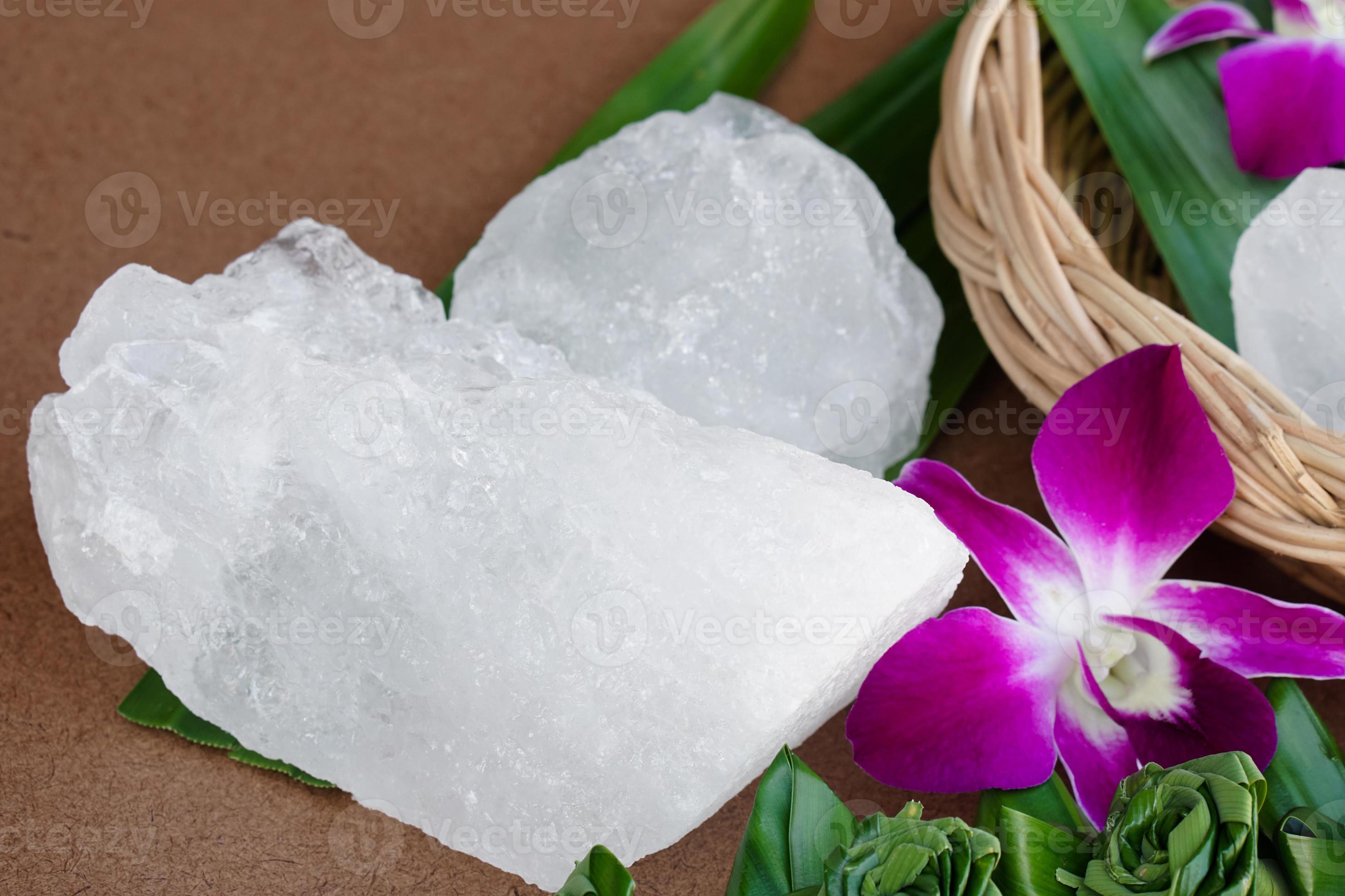 piedras de alumbre cristalinas o alumbre de potasio decoradas con