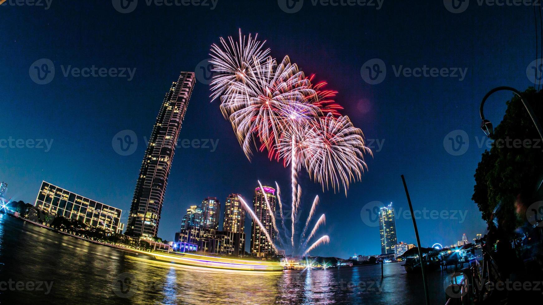 fuegos artificiales en el río en el cielo oscuro foto