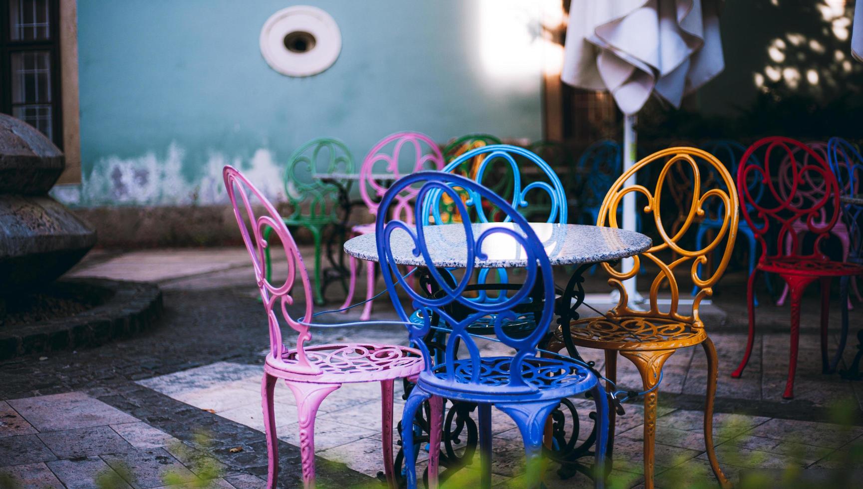 sillas coloridas en la plaza central de pecs, hungría foto