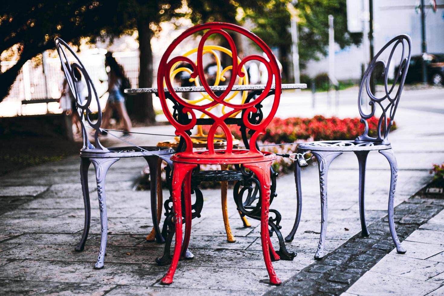 sillas coloridas en la plaza central de pecs, hungría foto