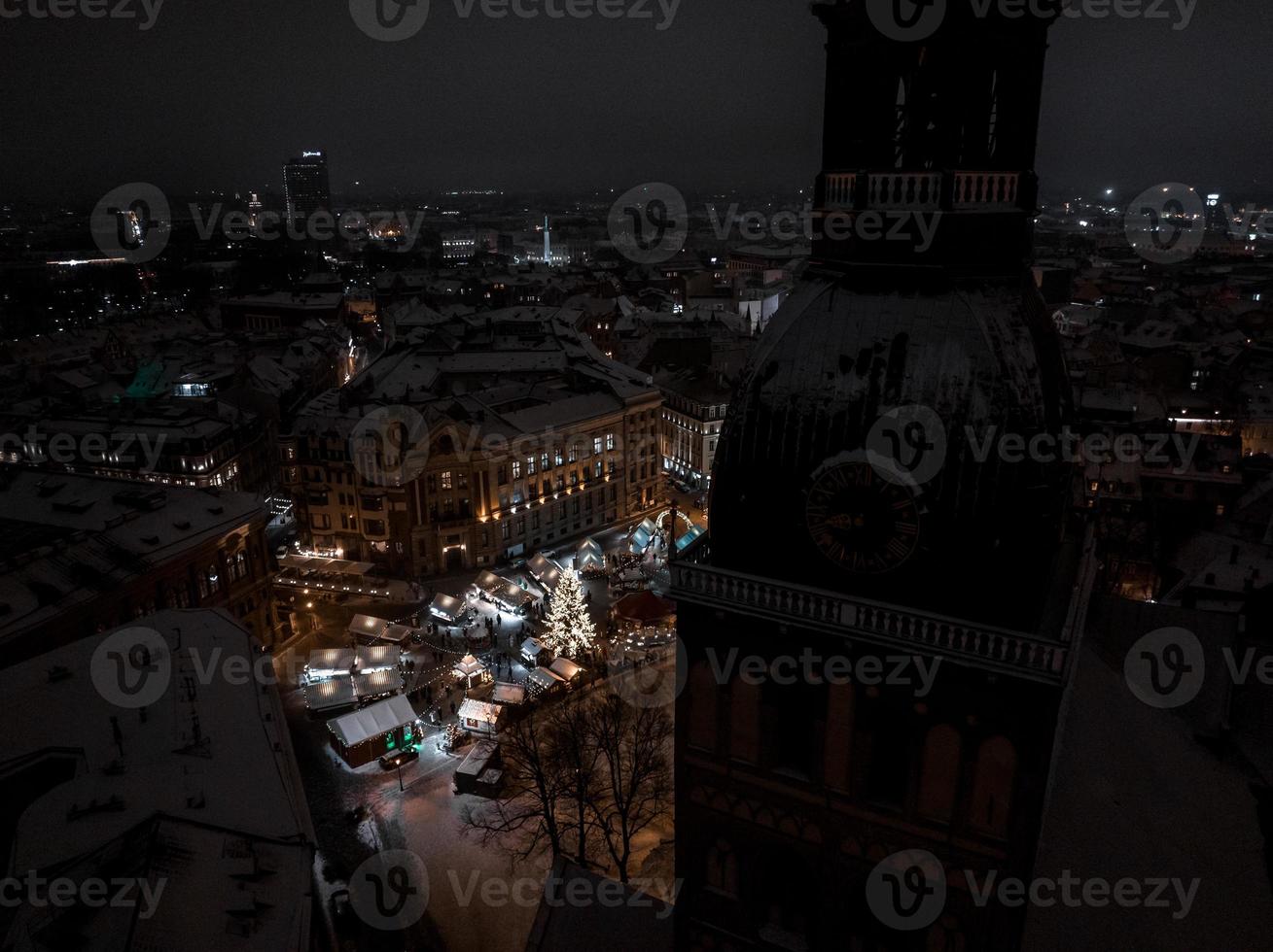 vista nocturna del casco antiguo de riga de invierno foto