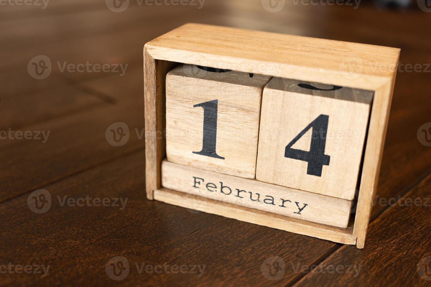 14 de febrero feliz día de los enamorados. 14 de febrero texto de fecha de calendario en bloques de madera con espacio personalizable para texto o ideas. copie el espacio y el concepto de calendario. foto