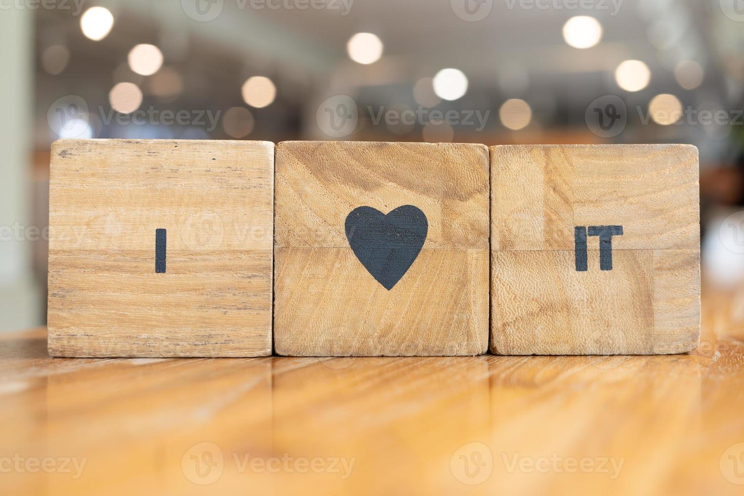 tres bloques rústicos del alfabeto que deletrean me encanta en símbolos. cubos de madera sobre letras negras hacen que me encante con el concepto retro del corazón foto