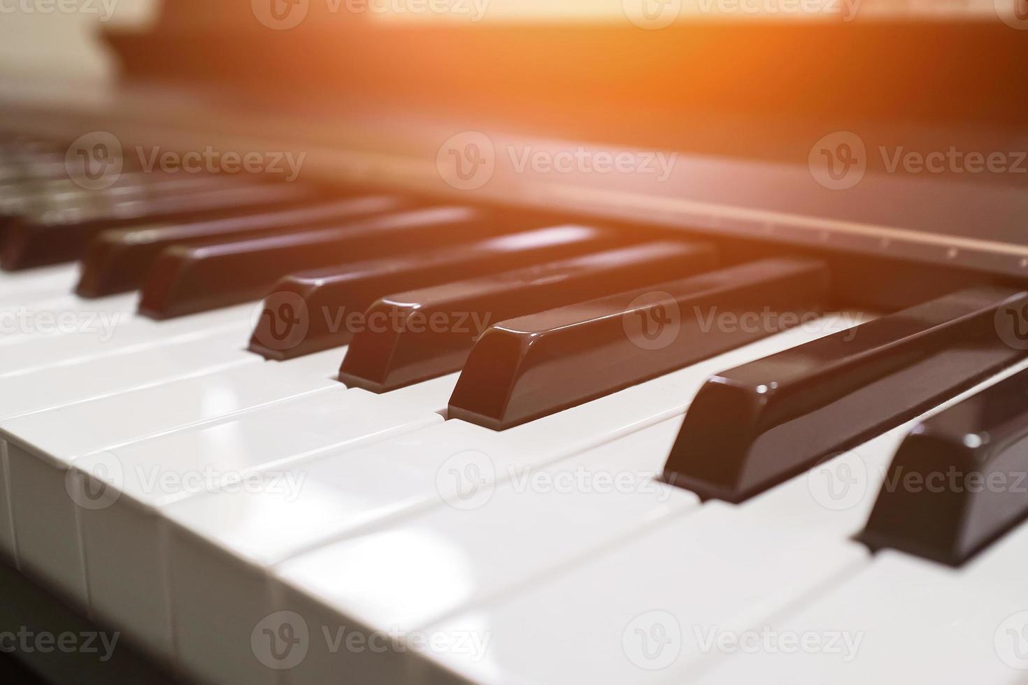 sintetizador de teclado teclado de piano con enfoque selectivo. piano clasico foto
