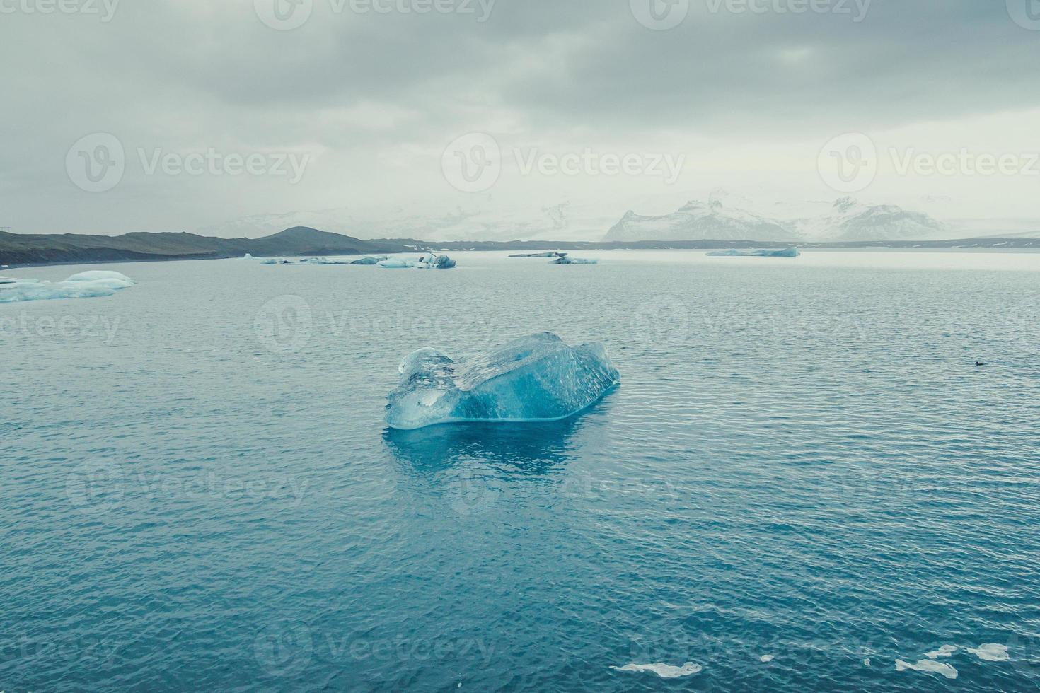 iceberg turquesa en foto de paisaje de mar frío