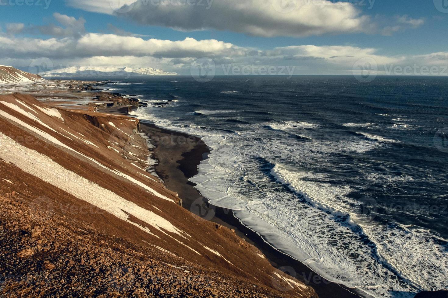 playa volcánica con foto de paisaje de olas de mar