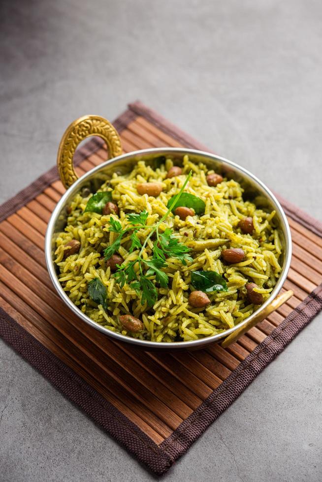 palak khichdi es una comida nutritiva de lentejas mung y arroz con espinacas, comida india foto