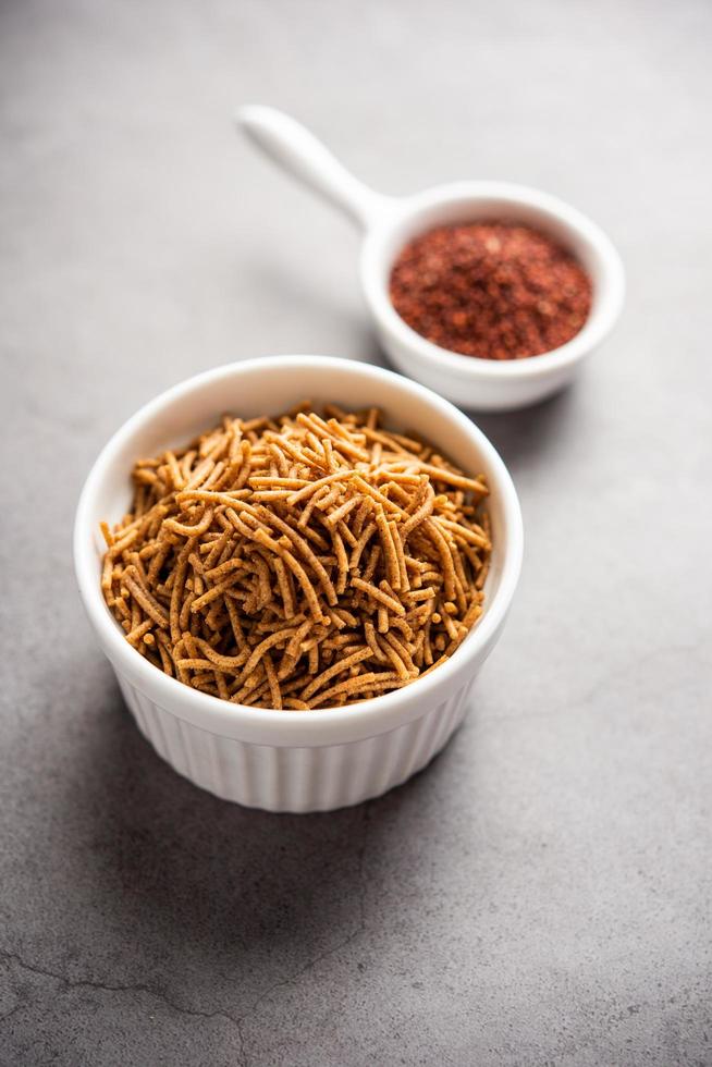 nachni o ragi sev es un delicioso fideo crujiente hecho de mijo, comida india saludable foto