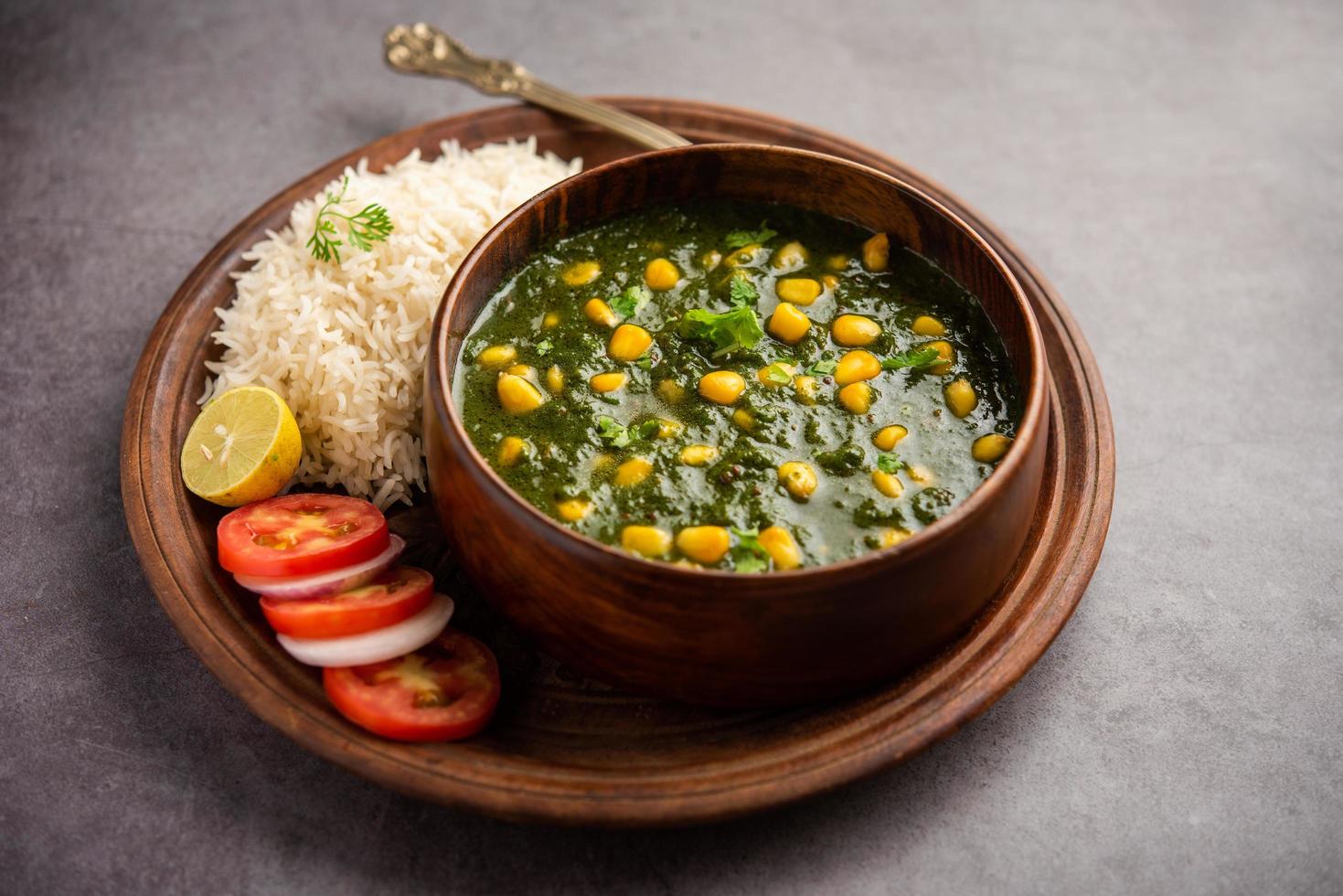 maíz dulce palak sabzi también conocido como espinacas makai curry sabji, menú principal del norte de la India foto