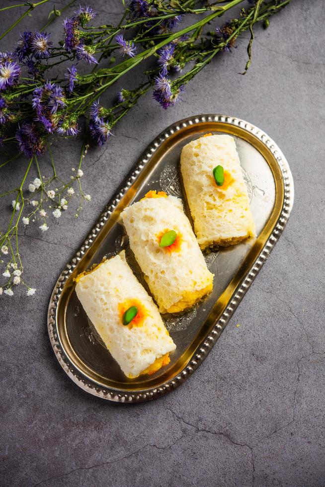 chuleta de malai o sándwich de crema hecho con relleno rasgulla o gulab jamun dulce es un dulce bengalí foto