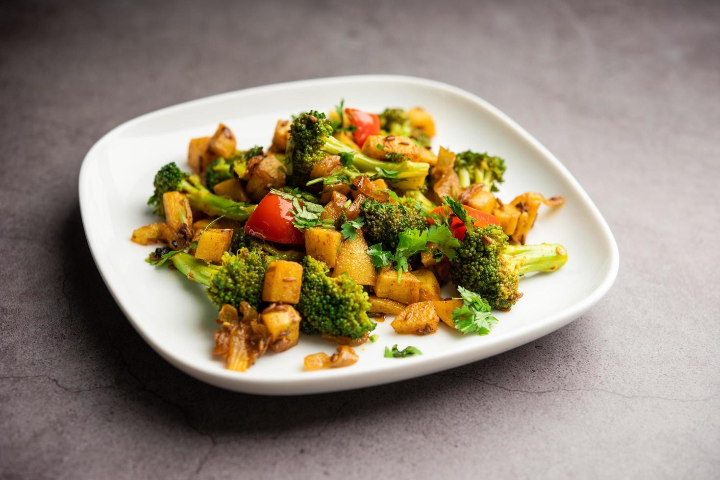 brócoli al estilo indio y aloo poriyal o brócoli del sur de la india y receta de verduras salteadas con patatas foto