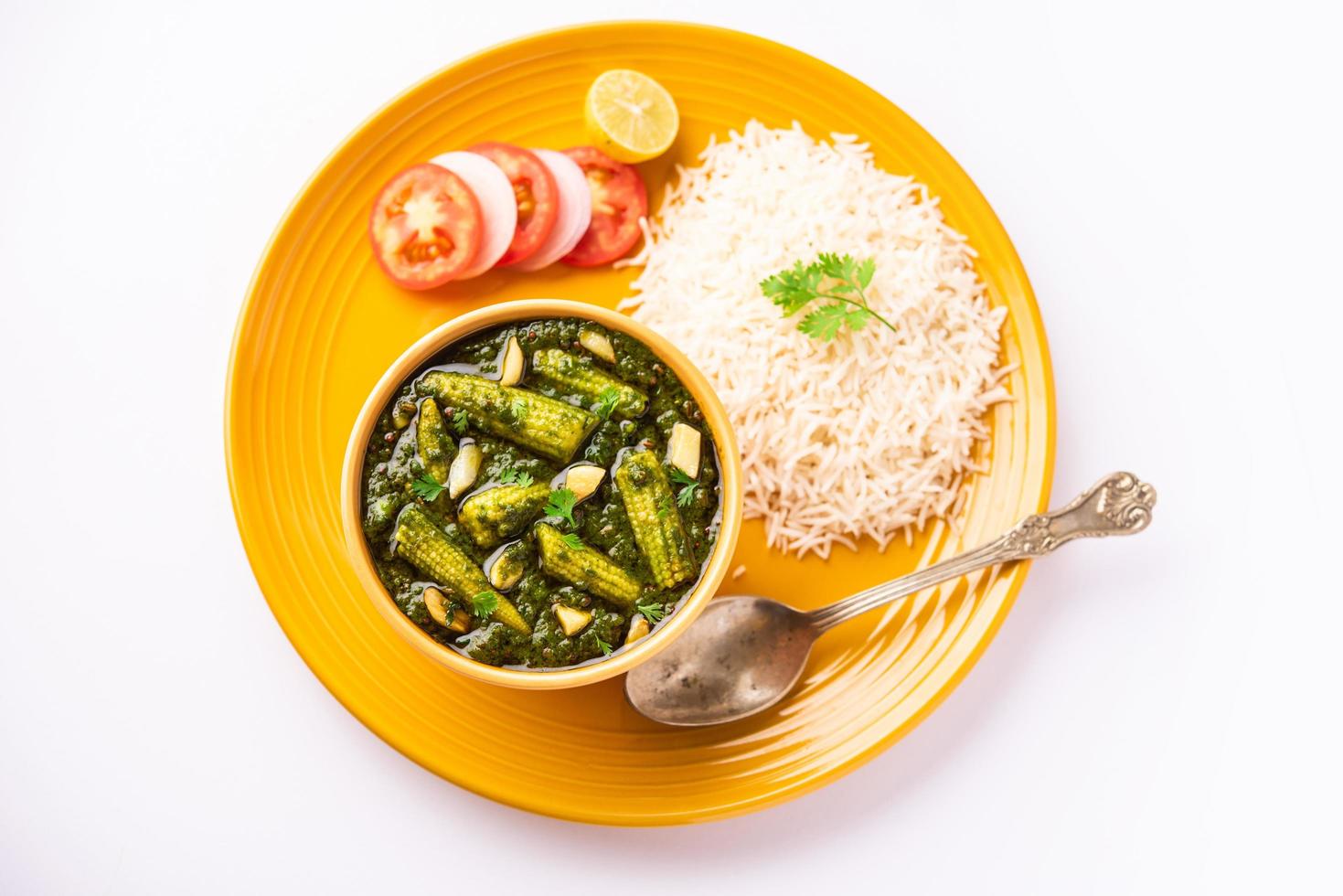 palak baby corn sabzi también conocido como espinacas makai curry servido con arroz o roti, comida india foto