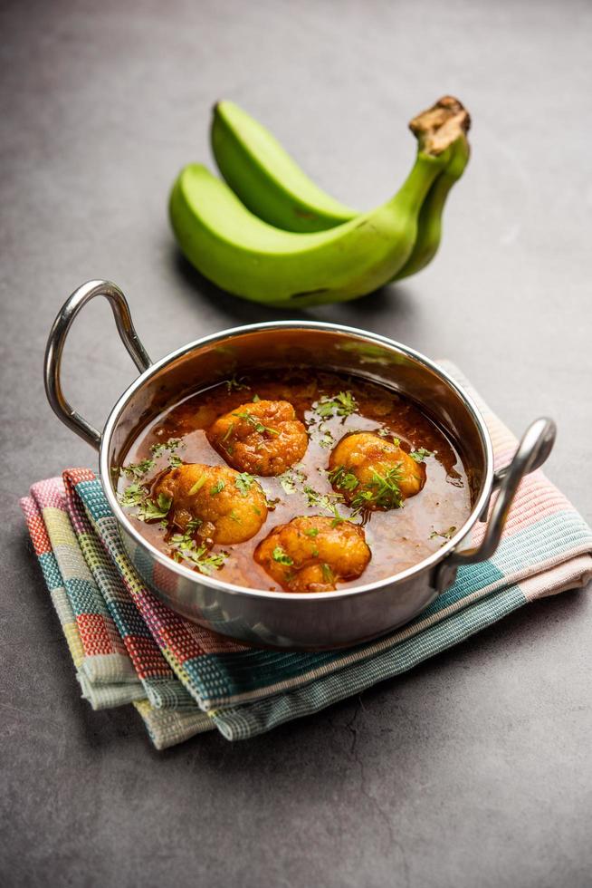 curry kofta de plátano también conocido como kachche kele ke kofte en india foto