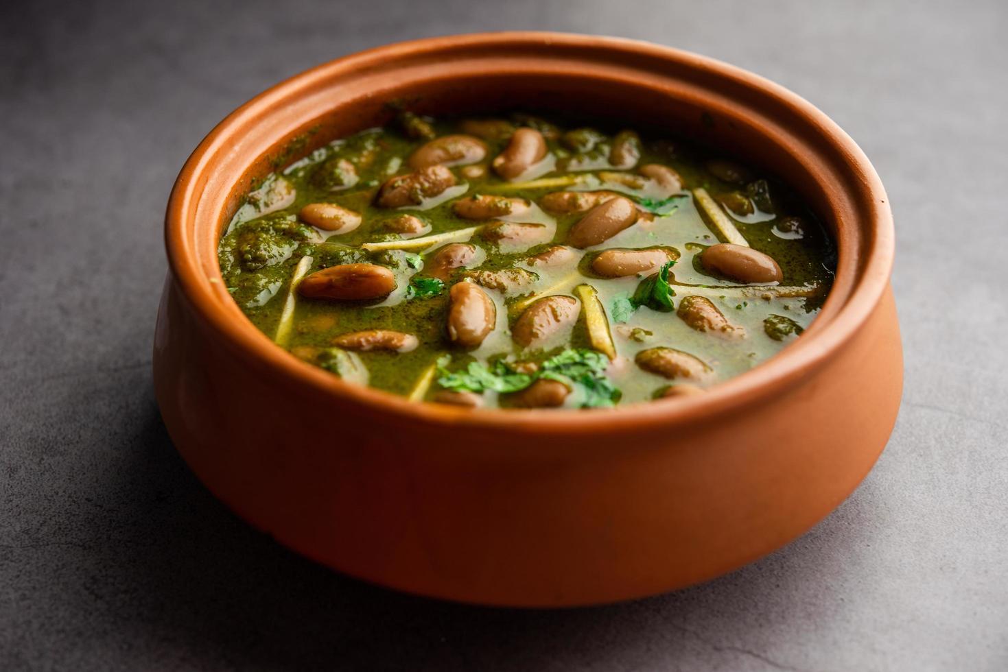 palak rajma masala es un curry indio preparado con frijoles rojos y espinacas cocinadas con especias foto