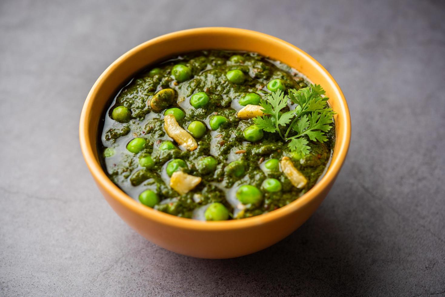 palak matar curry también conocido como espinacas geen guisantes masala sabzi o sabji, comida india foto