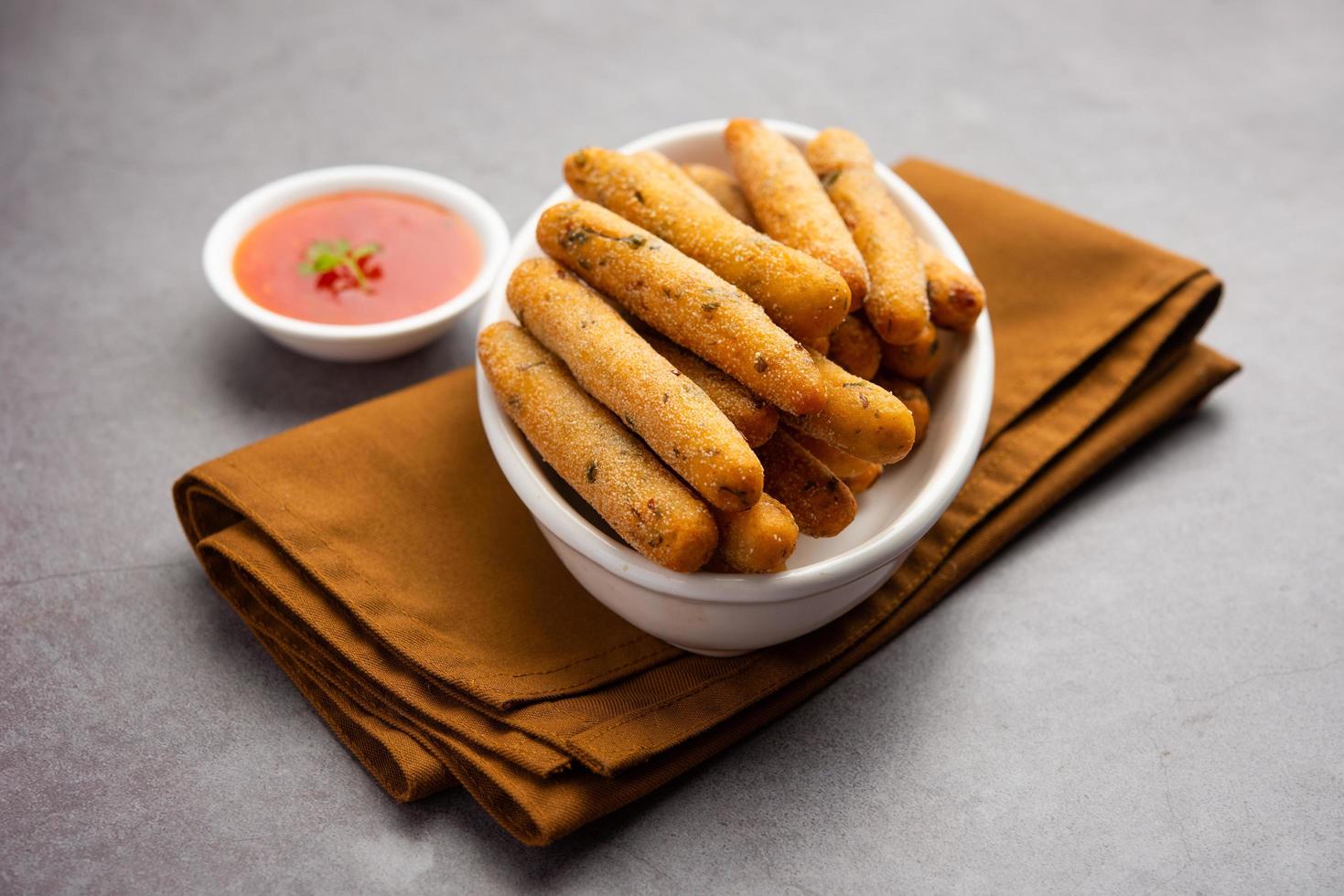 dedos crujientes de rava aloo o palitos fritos con sémola de patata servidos con ketchup foto