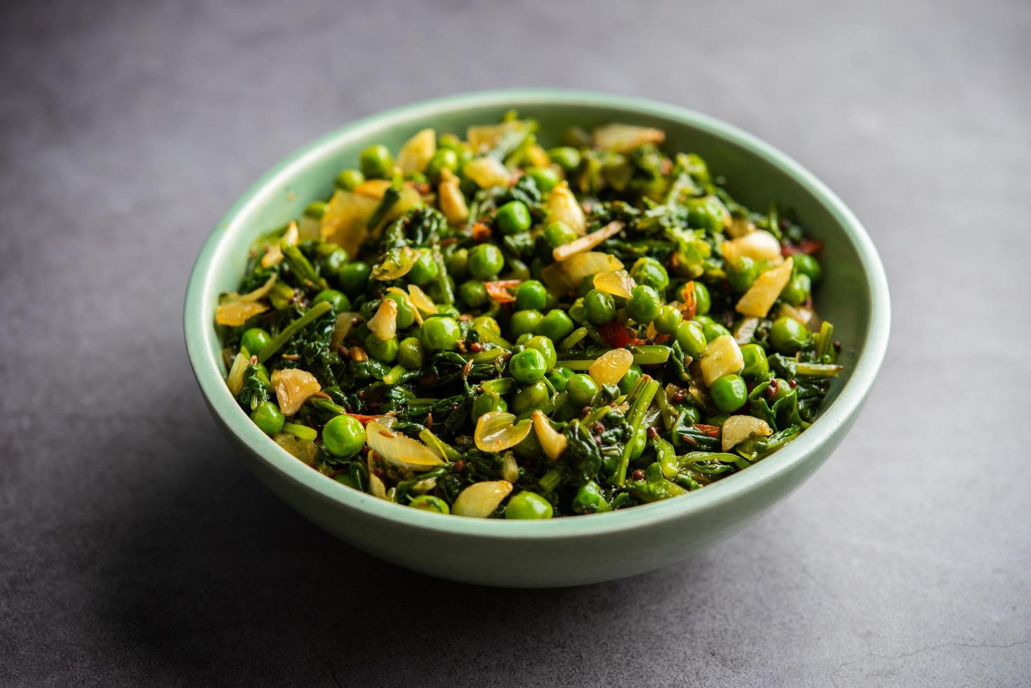 palak matar curry también conocido como espinacas geen guisantes masala sabzi o sabji, comida india foto