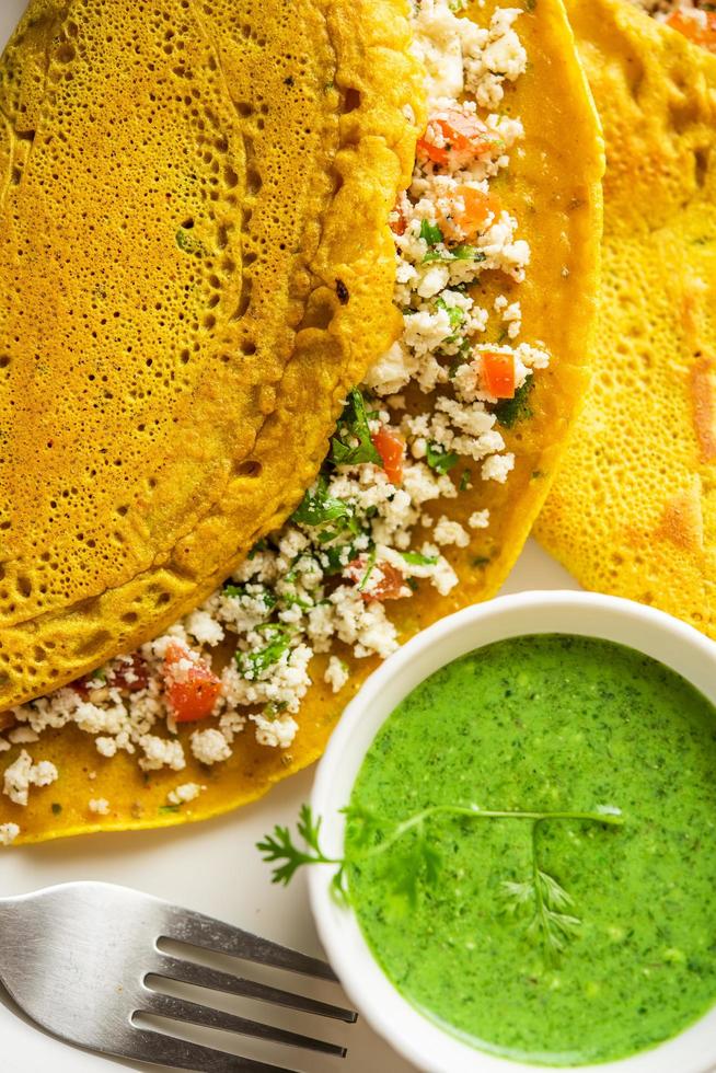 besan chilla o cheela rellenos de paneer elaborados con harina de garbanzos con relleno de requesón foto