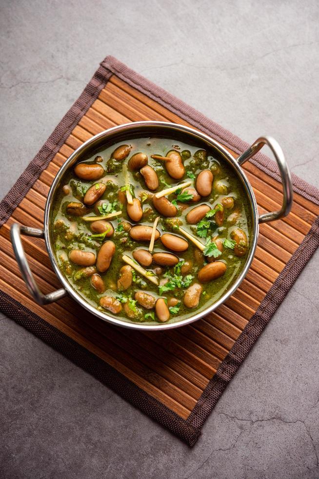 palak rajma masala es un curry indio preparado con frijoles rojos y espinacas cocinadas con especias foto