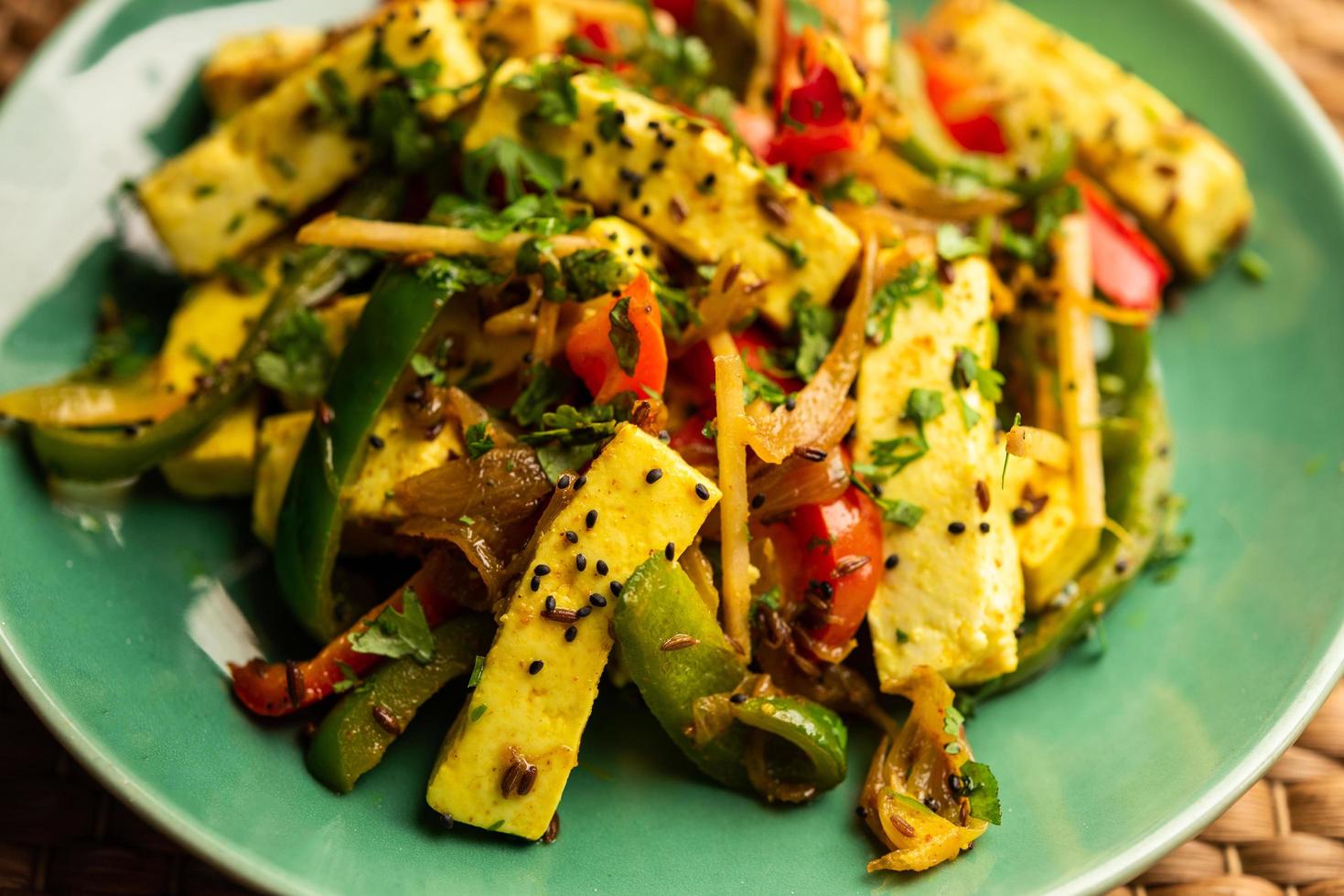 paneer jalfrezi - requesón cocinado con pimientos y cebolla foto