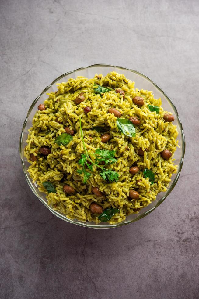 palak khichdi es una comida nutritiva de lentejas mung y arroz con espinacas, comida india foto