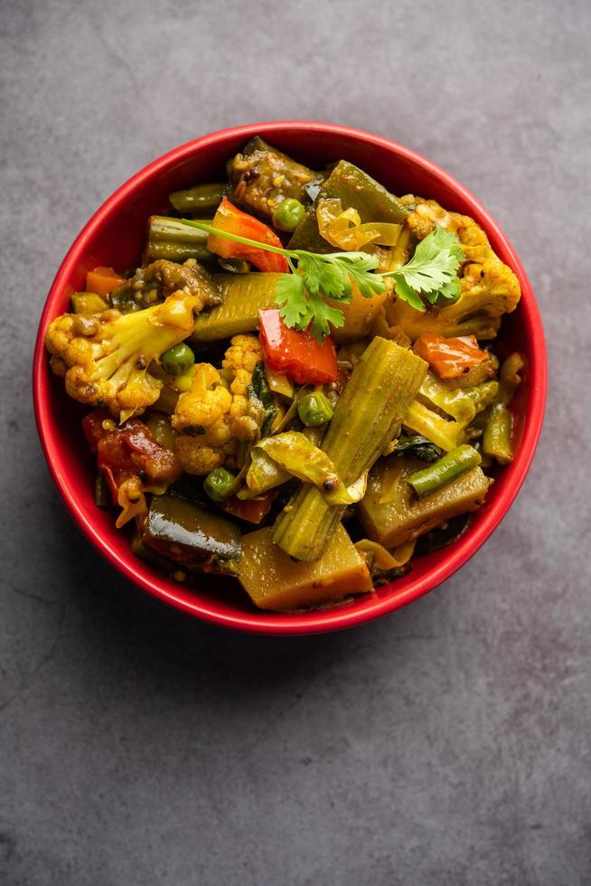 labra - plato de verduras mixto indio bengalí hecho durante durga puja, lokhi puja y saraswati puja foto