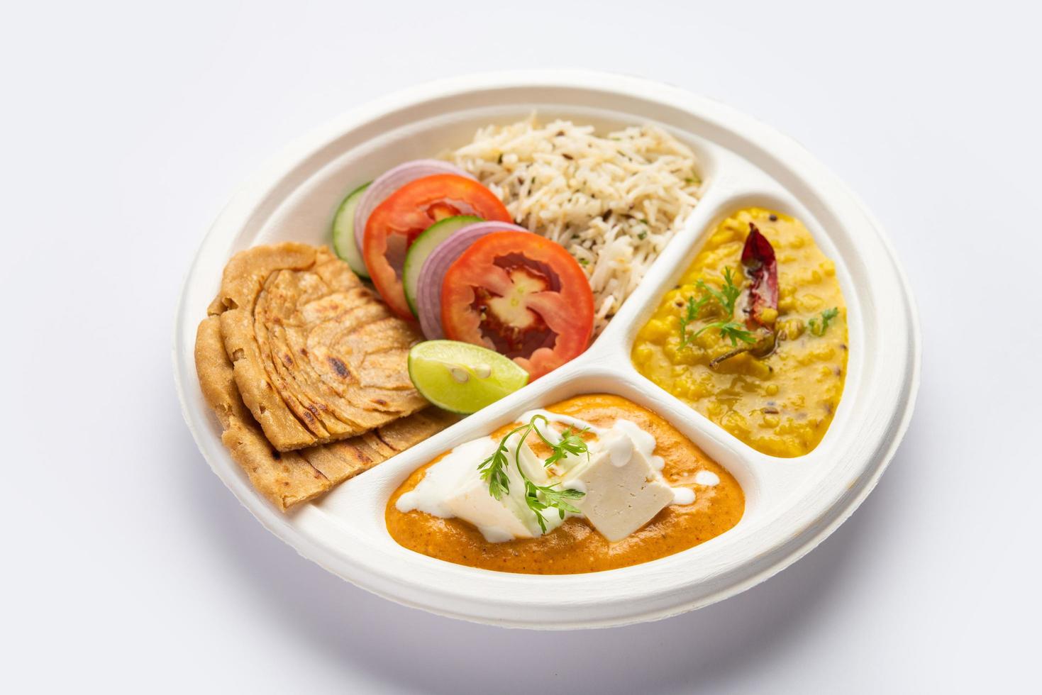 Mini comida del norte de la India, fuente de paquetes o combo thali con masala de mantequilla de paneer, roti, dal y arroz foto