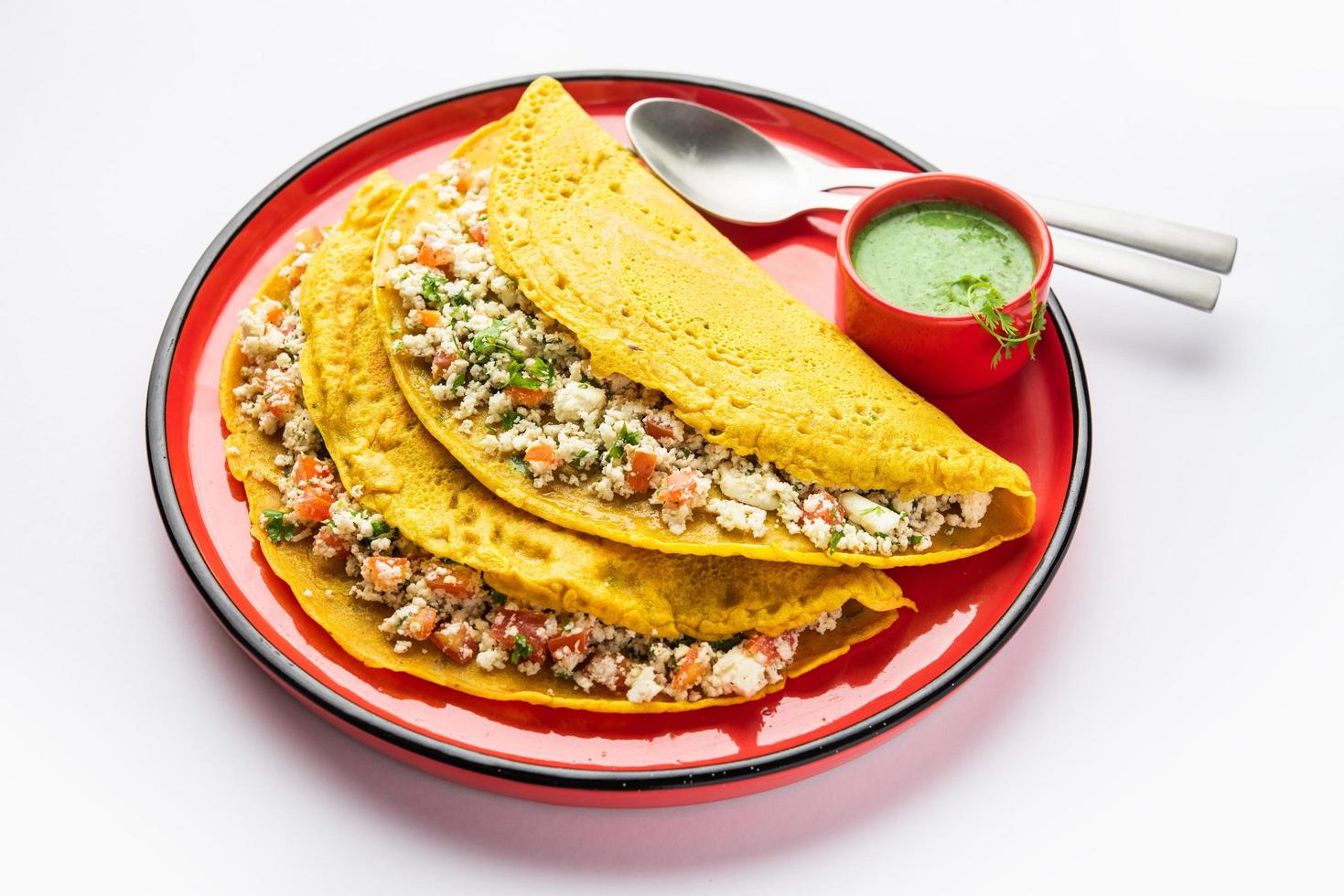 besan chilla o cheela rellenos de paneer elaborados con harina de garbanzos con relleno de requesón foto