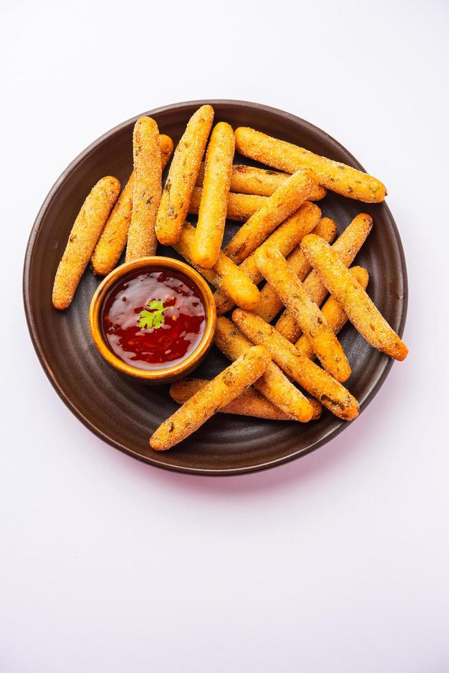 dedos crujientes de rava aloo o palitos fritos con sémola de patata servidos con ketchup foto