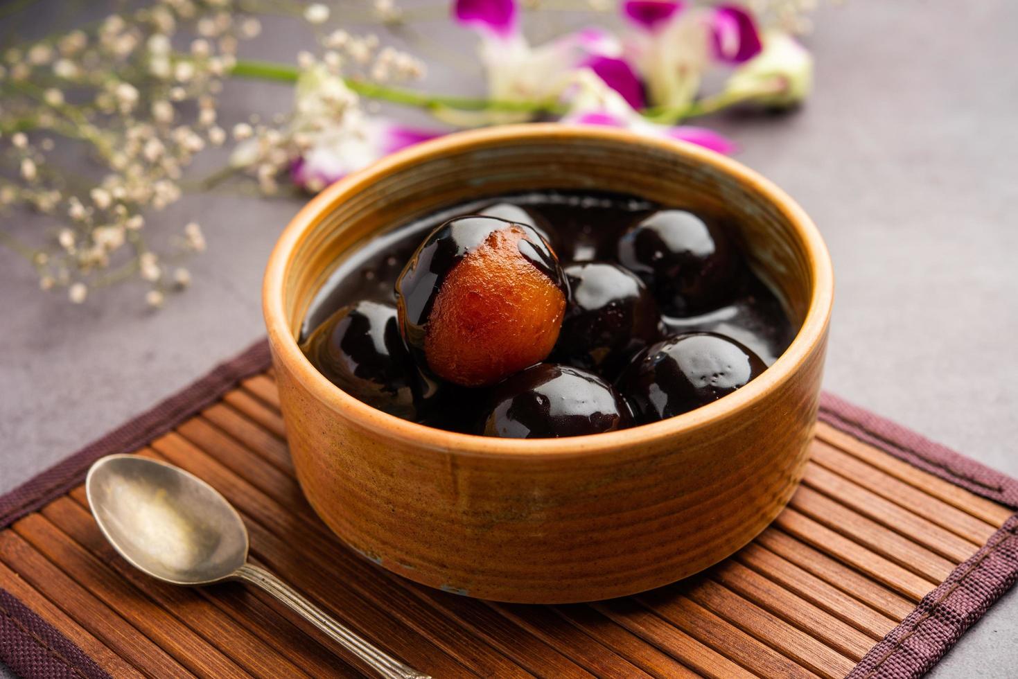 gulab jamun bañado en chocolate, comida de postre de fusión creativa india foto