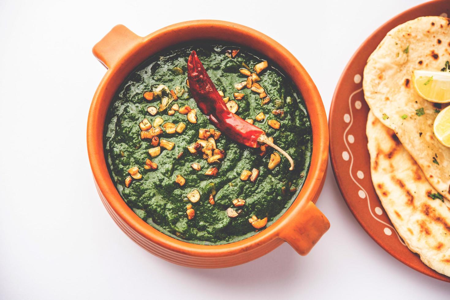 lasooni palak recipe or dhaba style garlic spinach curry, Indian main course served with naan photo