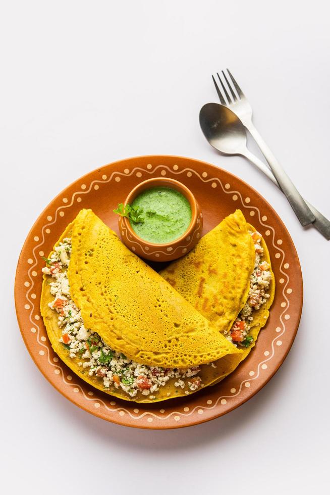 besan chilla o cheela rellenos de paneer elaborados con harina de garbanzos con relleno de requesón foto